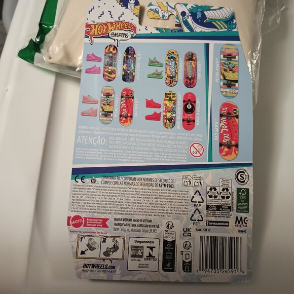 NEW Hot Wheels Skate Retro Fingerboard + Shoe Set - 4pk Each LOT OF 4 - Picture 9 of 10